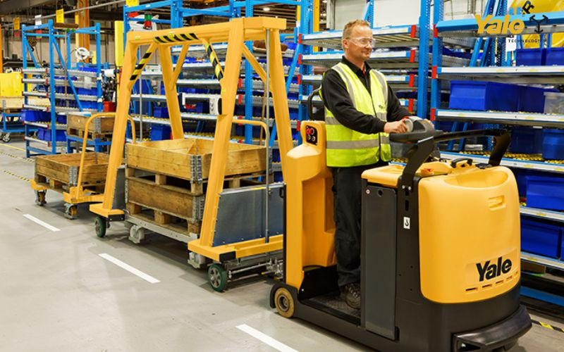 Xe kéo hàng có khả năng kéo nhiều rơ moóc cùng lúc, giống như một đoàn tàu